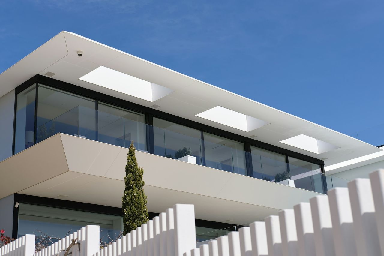 Contemporary residence with plastered walls and large glazing (reference image)