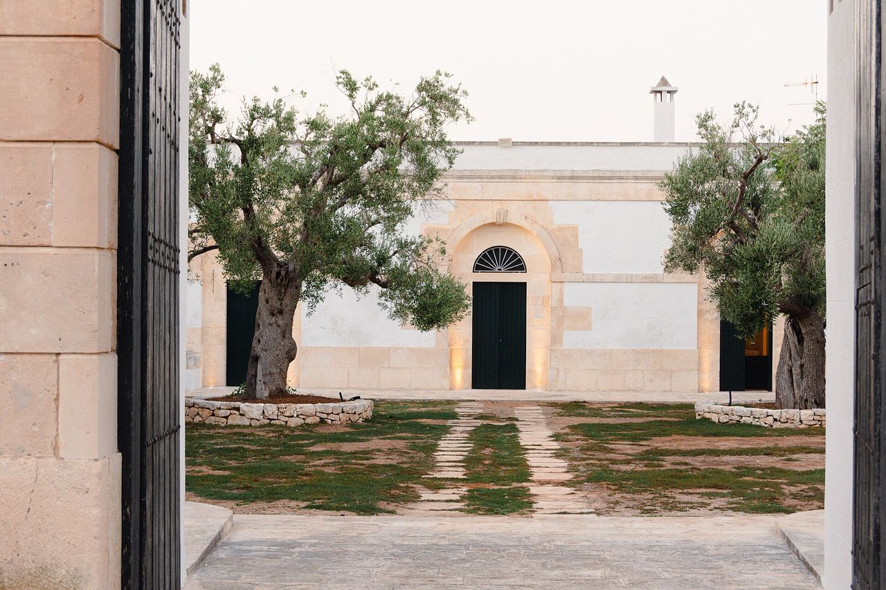 Courtyard of a restored masseria near Ostuni with limestone walls (reference image)